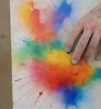 Una fotografía de cerca de una mano de artistas